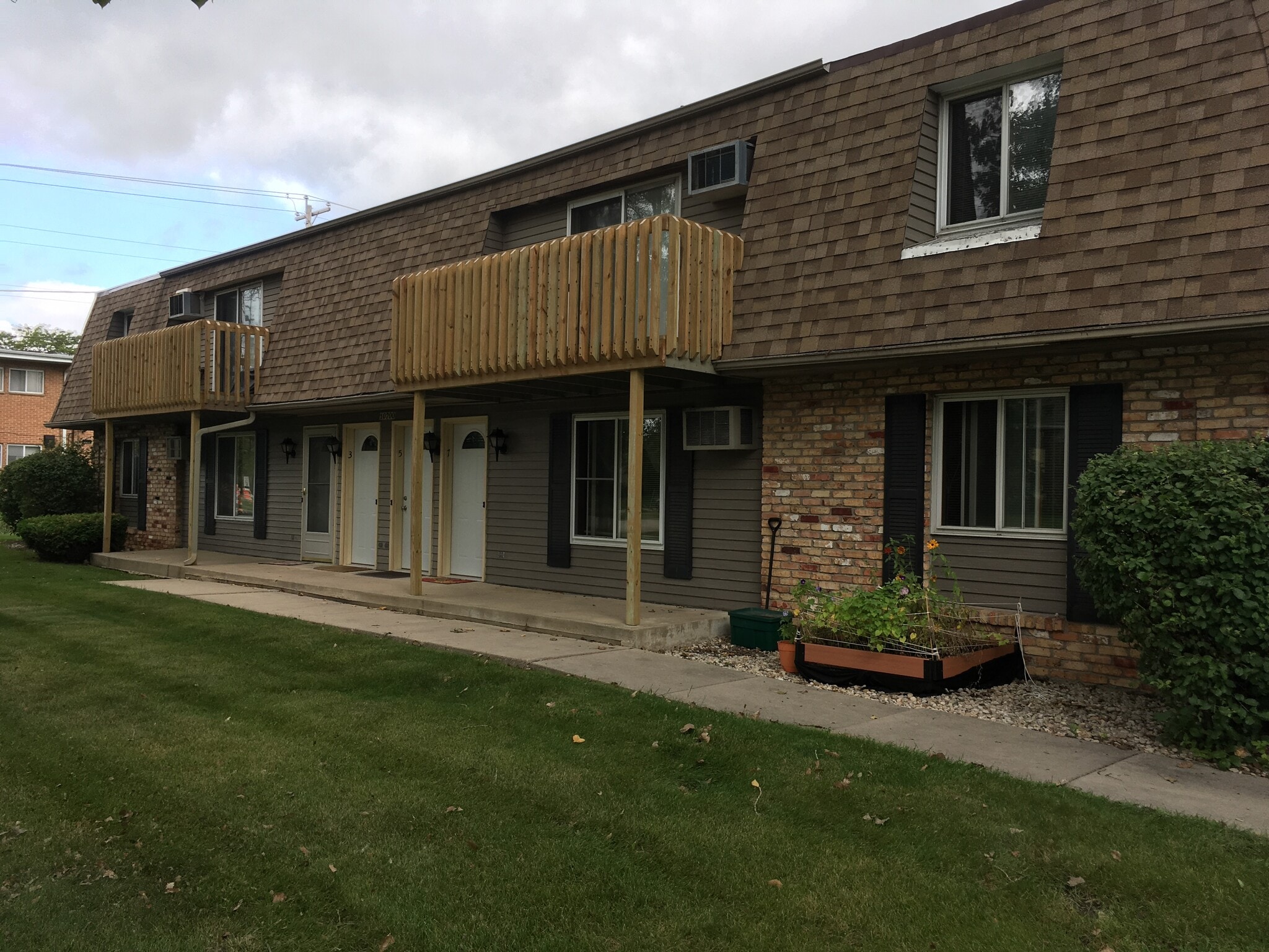 upper has balcony - 10700 W Grange Ave