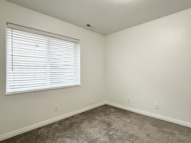 Building Photo - Beautiful Draper Townhome at Bella Monte!