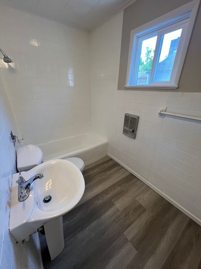 Building Photo - Completely Updated 3 Bedroom 2 Full Bath