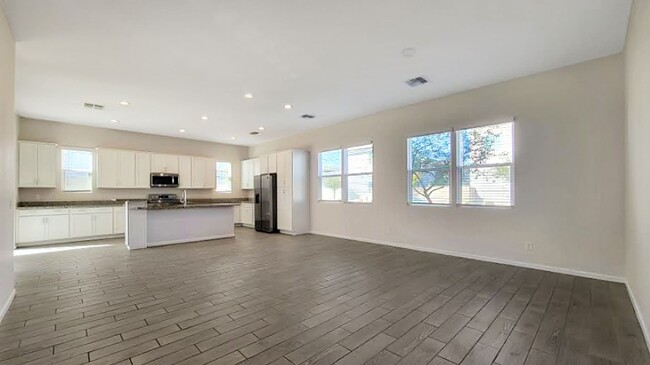 Building Photo - Like new home in convenient Goodyear locat...