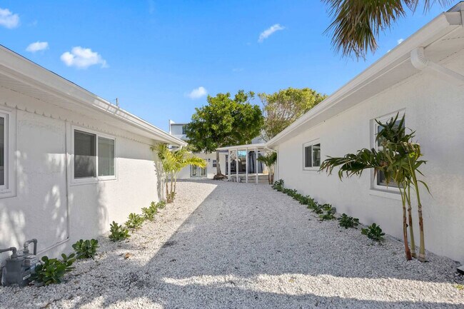 Building Photo - 637 S Orlando Ave