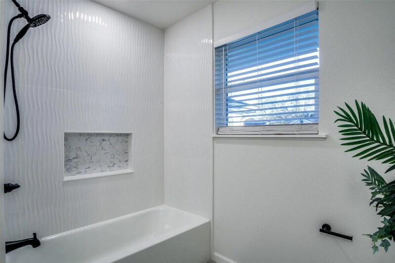 Building Photo - 5812 Waltham Ave