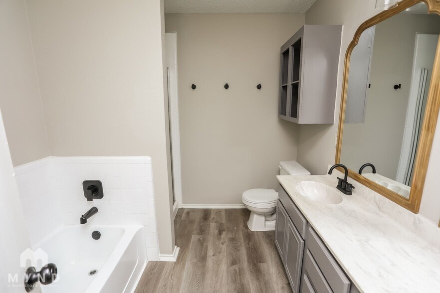 Building Photo - 605 Raven Dr
