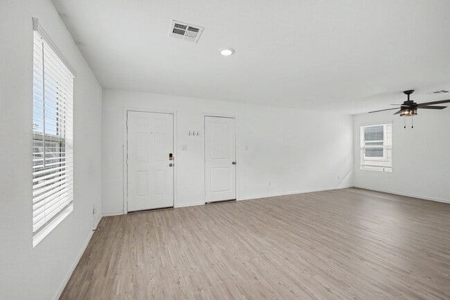 Building Photo - 3 Bed in The Silos | No Carpet + Appliances Included + Community Amenities!