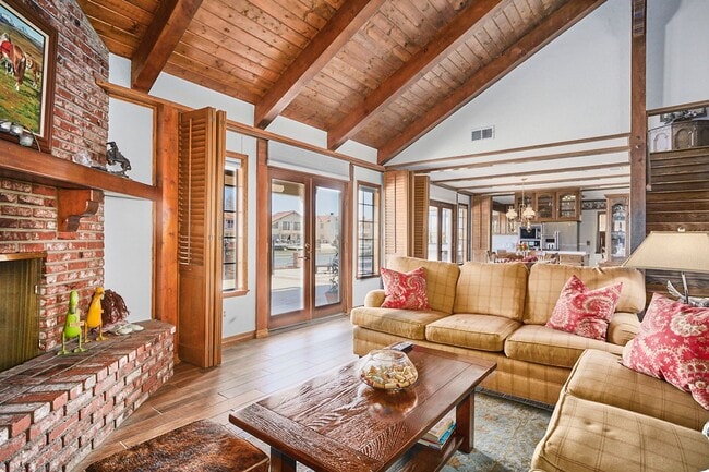 Building Photo - Spacious 3-Bedroom Lake House in Victorvil...