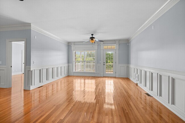 Building Photo - Main-Level Living End-Unit Townhome