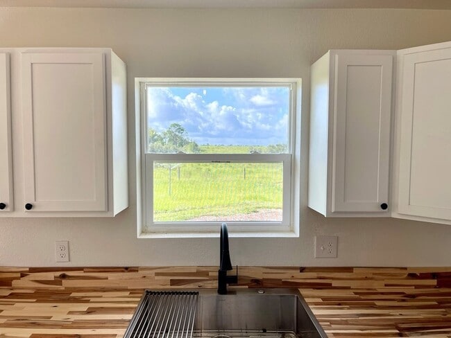 Building Photo - 11490 NE 30th St