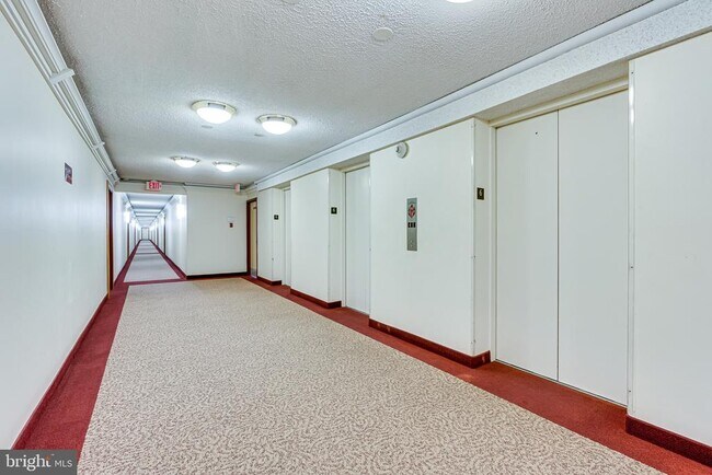 Building Photo - 2300 Pimmit Dr