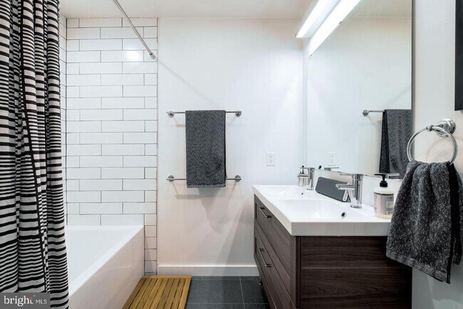 Building Photo - 1617 Hope St