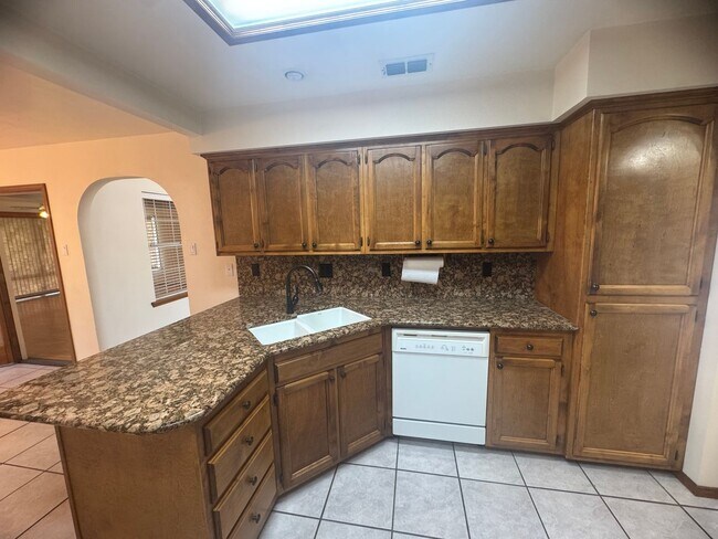 Building Photo - 3Bd 2Bth Home in the Sought-after Colonial...