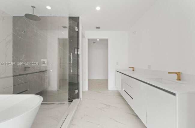 Building Photo - 700 NE 24th St