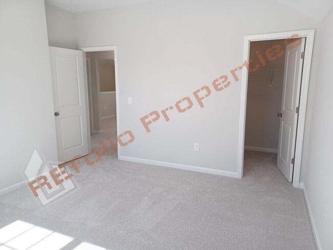 Building Photo - Gorgeous 4 Bedroom House with 1st Floor Pr...