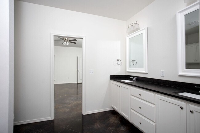 Building Photo - 5530 Gonzaga Ln
