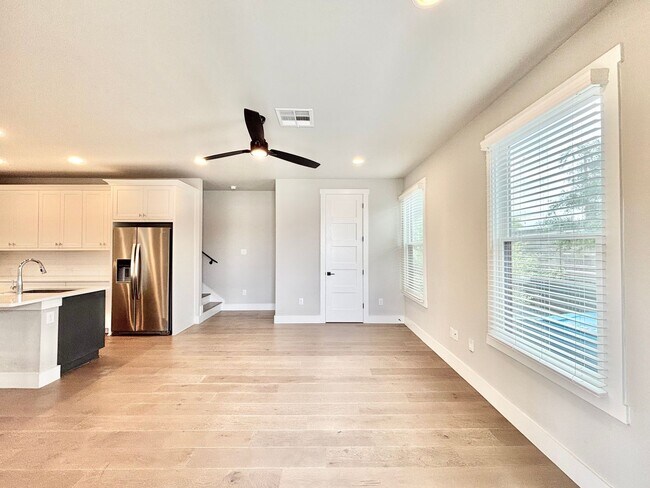 Building Photo - 311 E Evergreen-19