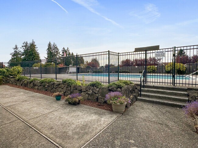 Building Photo - North Tacoma Condo Living | 2 Bed, 1.5 Bath End-Unit | Great Amenities!