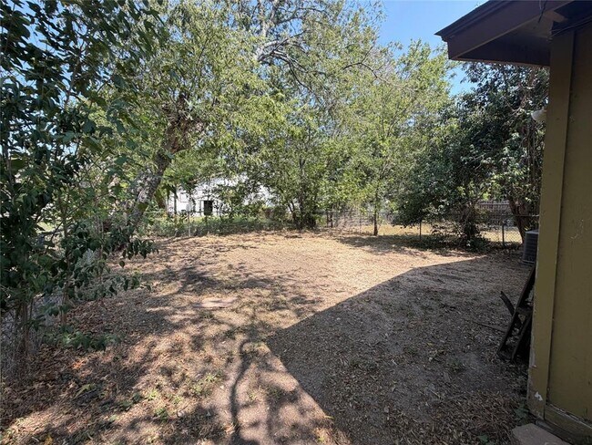 Building Photo - 421 Live Oak St