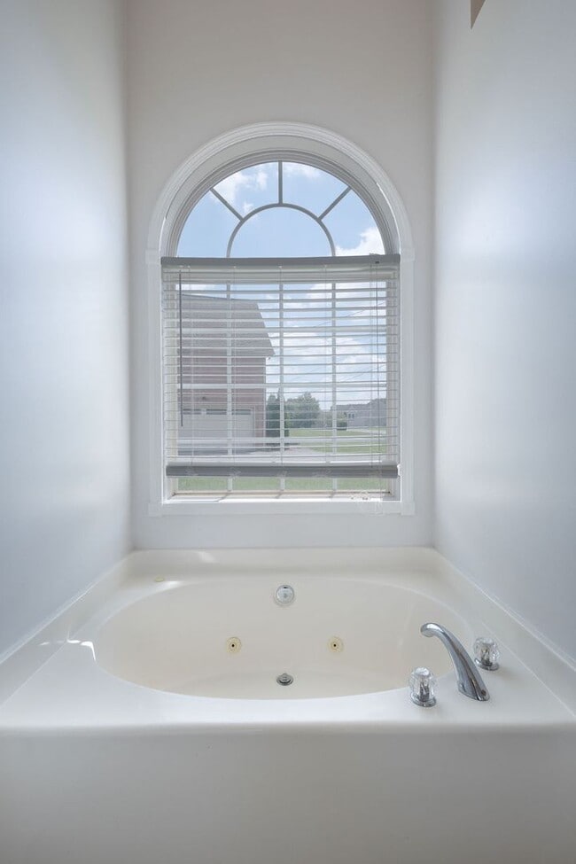 Building Photo - 100 Strathmore Ct
