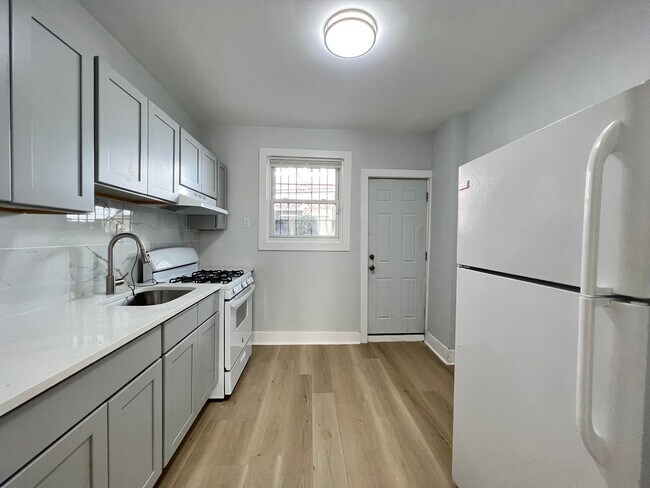 Building Photo - Remodeled 3bd/1 House with Rear yard!! SEC...