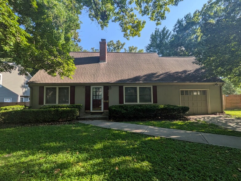 PV Cape Cod (3bed/2ba, 1680SF) - 4515 West 72nd Terrace