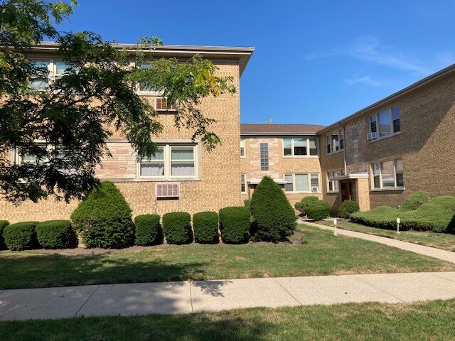 Building Exterior - 5454 N Artesian Ave