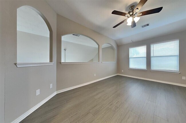 Building Photo - 8000 N Tarrytown Crossing Dr