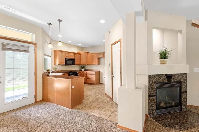 Building Photo - Craftsman Style Townhome in Private Neighb...