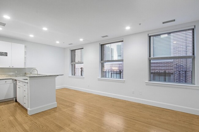 Building Photo - 140 Boylston St