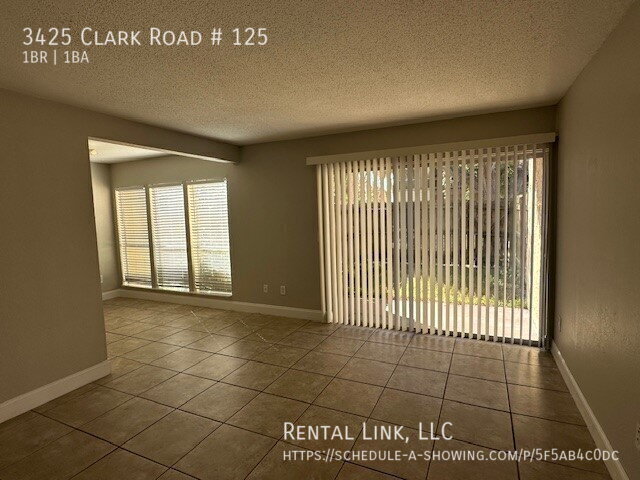 Building Photo - Spacious condo with a private patio, pool,...