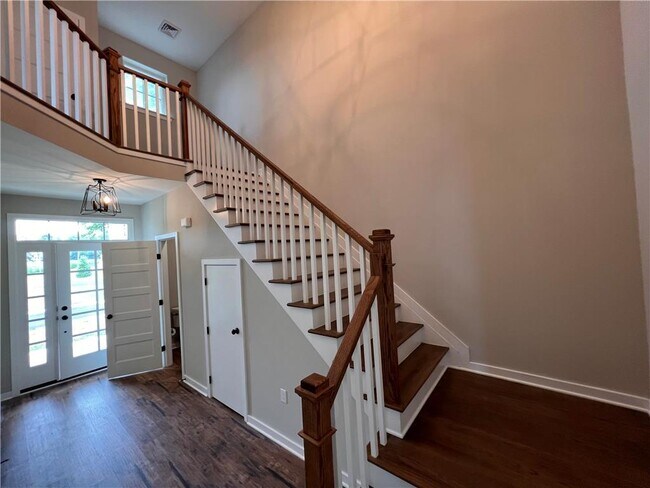 Building Photo - 5064 E Valley Rd