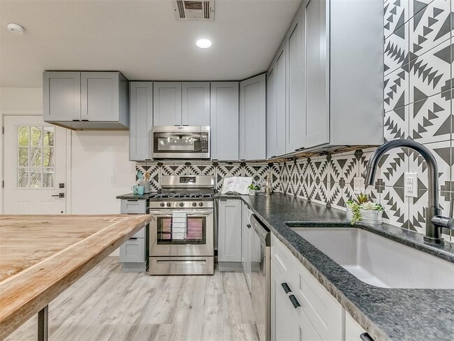 Building Photo - 906 E Comanche St