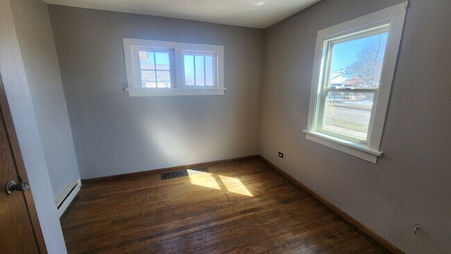 Building Photo - 2 Bedroom, 1 Bathroom Single Family Home - Available April 1st!