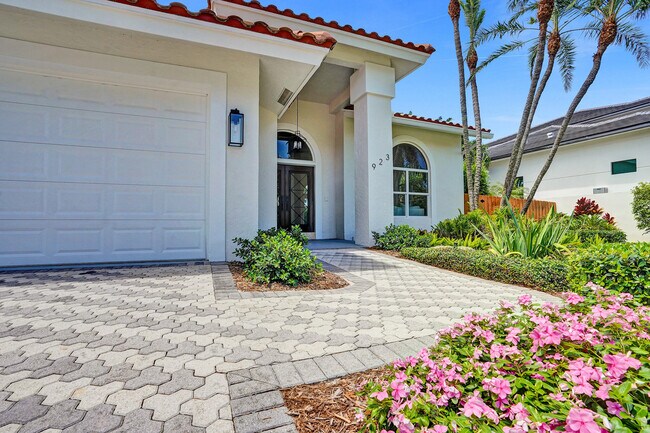 Building Photo - 923 Dogwood Dr