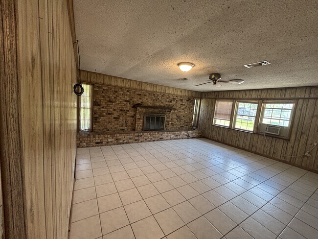 Building Photo - 906 Meadow Ln