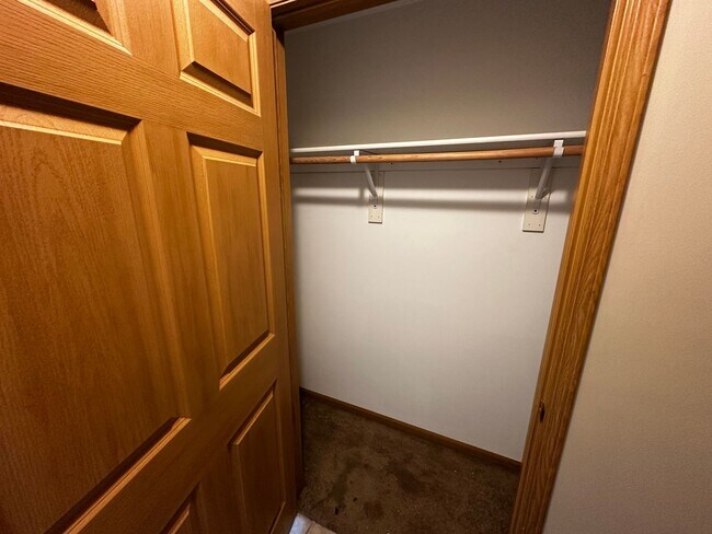 Building Photo - 2 Bed 1 Bath Apartment