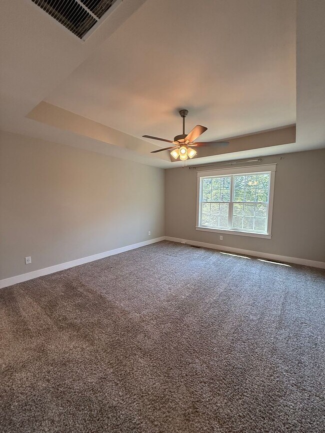 Building Photo - Gorgeous 4Bedroom House, on spacious 2 acres