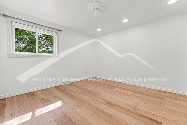 Building Photo - Charming Home with Washer/Dryer and 2-Car Garage