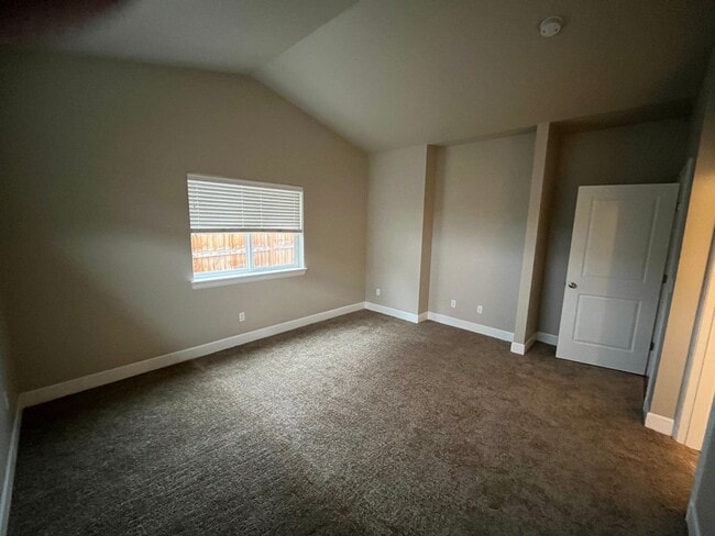 Building Photo - Single Level Home with Nice Layout