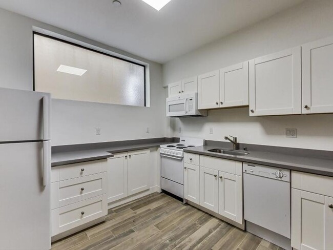 Building Photo - Mission 1BR in the Heart of it All!! In Un...