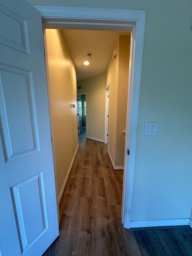 Building Photo - 3/2/2 Town Home Style Condo at Maintenance...