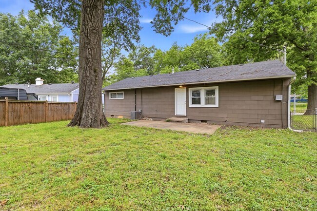 Building Photo - Don't Miss Out on This Charming 3 Bed, 1 Bath Home in South Kansas City!
