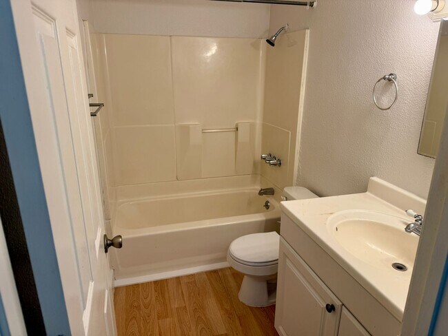 Building Photo - Cool Clean and Crisp-Inner SE Duplex