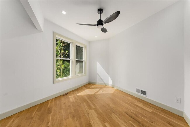 Building Photo - 335 Eureka Dr NE