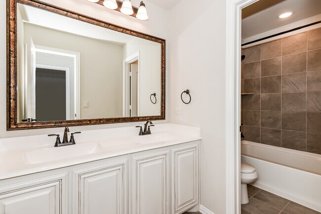 Building Photo - 924 Honey Locust Dr