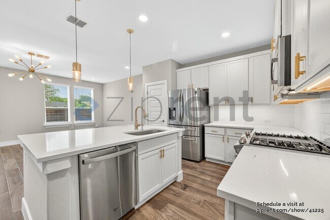 Building Photo - 1511 E Sandalwood Ln