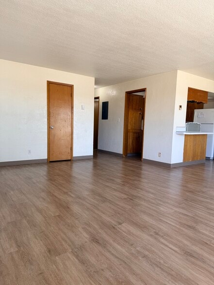 Building Photo - 539 W Crest Dr