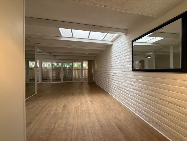 Building Photo - Large and bright condo in the Grossmont Vi...