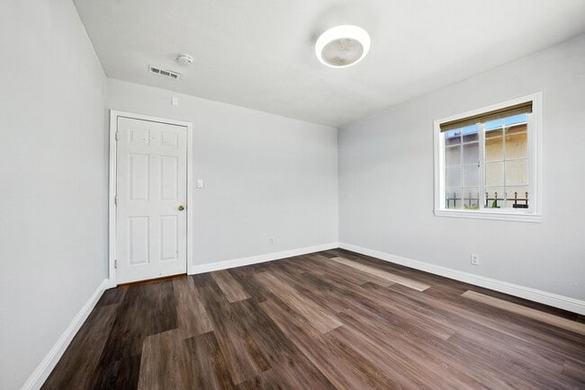 Building Photo - 5530 Laverne Ave