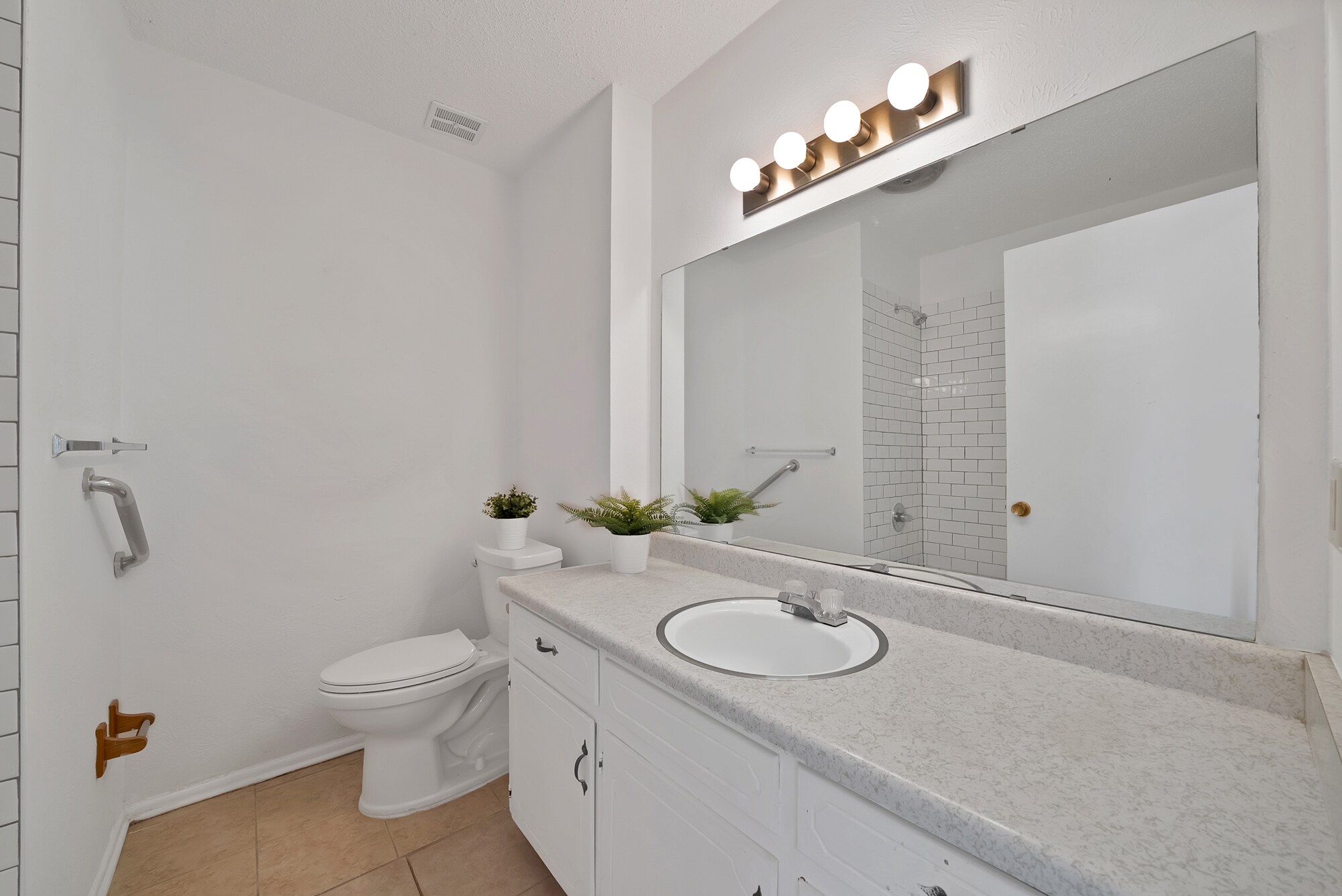 Hall Bath - 6516 Perdido Dr