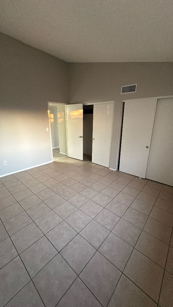 Building Photo - 1664 S Robin Ln