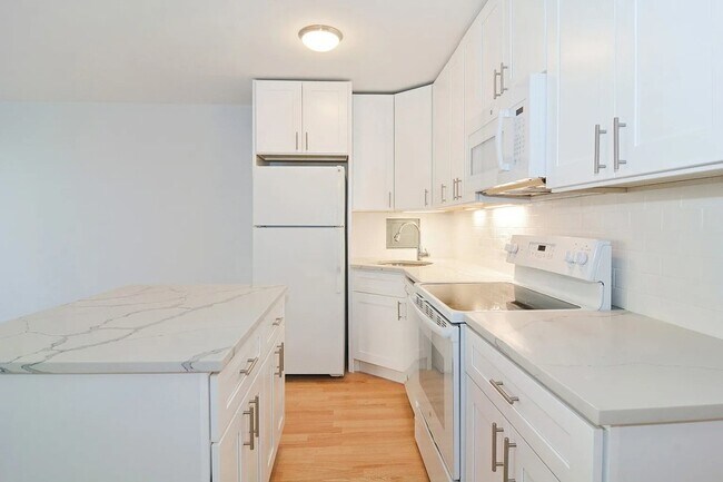 Building Photo - 2400 N Lakeview Ave